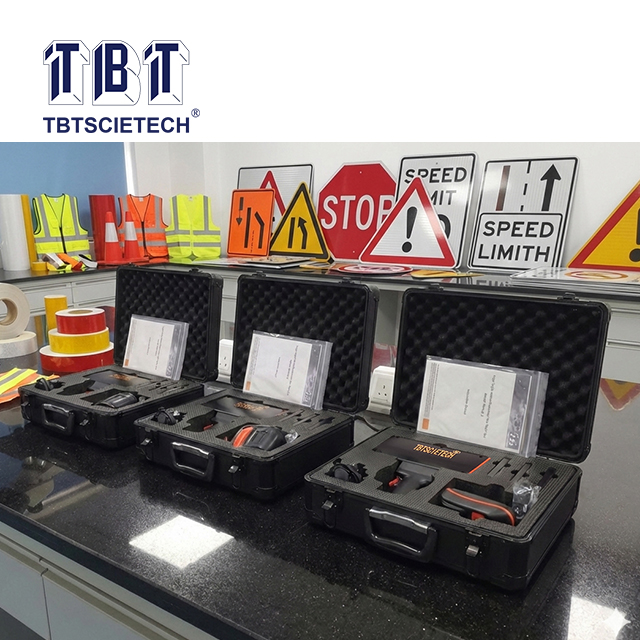 Rétroreflectomètre à angle unique pour les panneaux de circulation